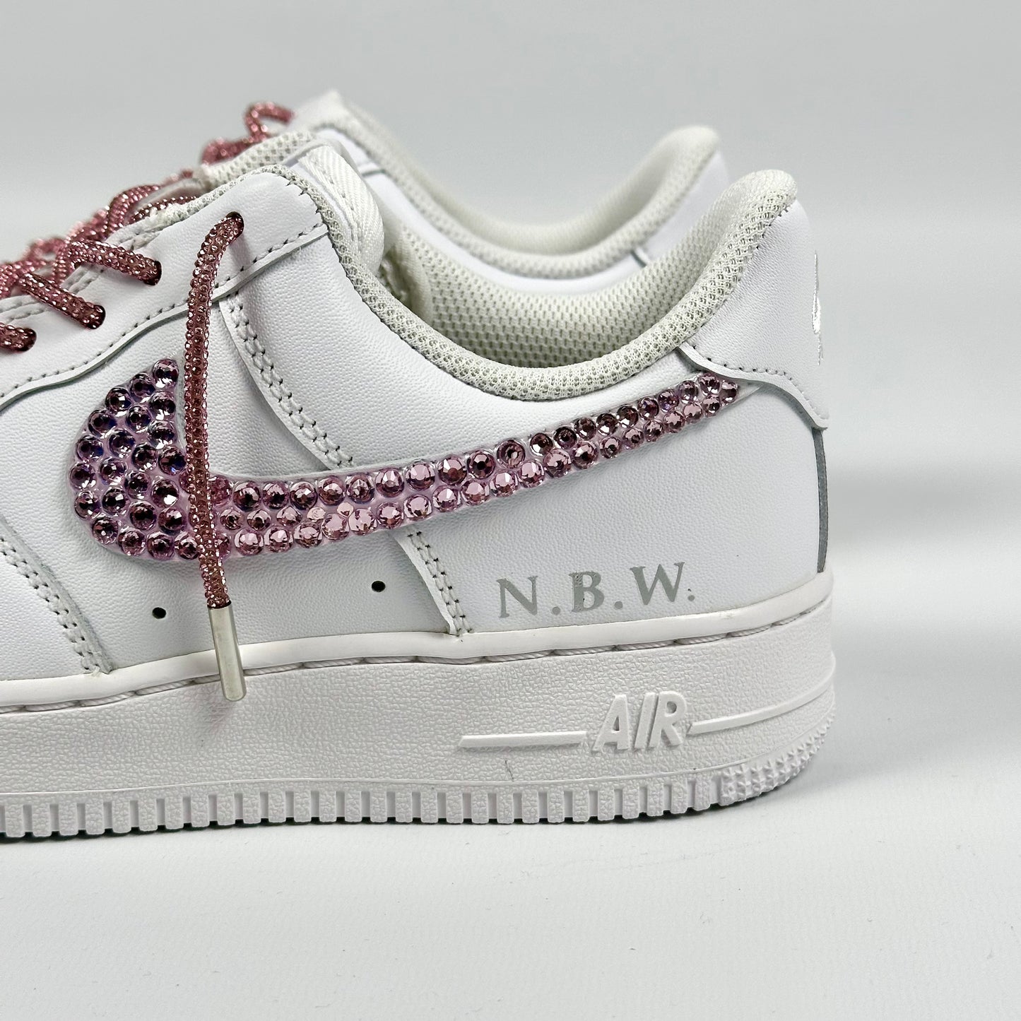 Baskets Nike AIR Force 1 personnalisées - strass Swarovski BARBIE EDITION