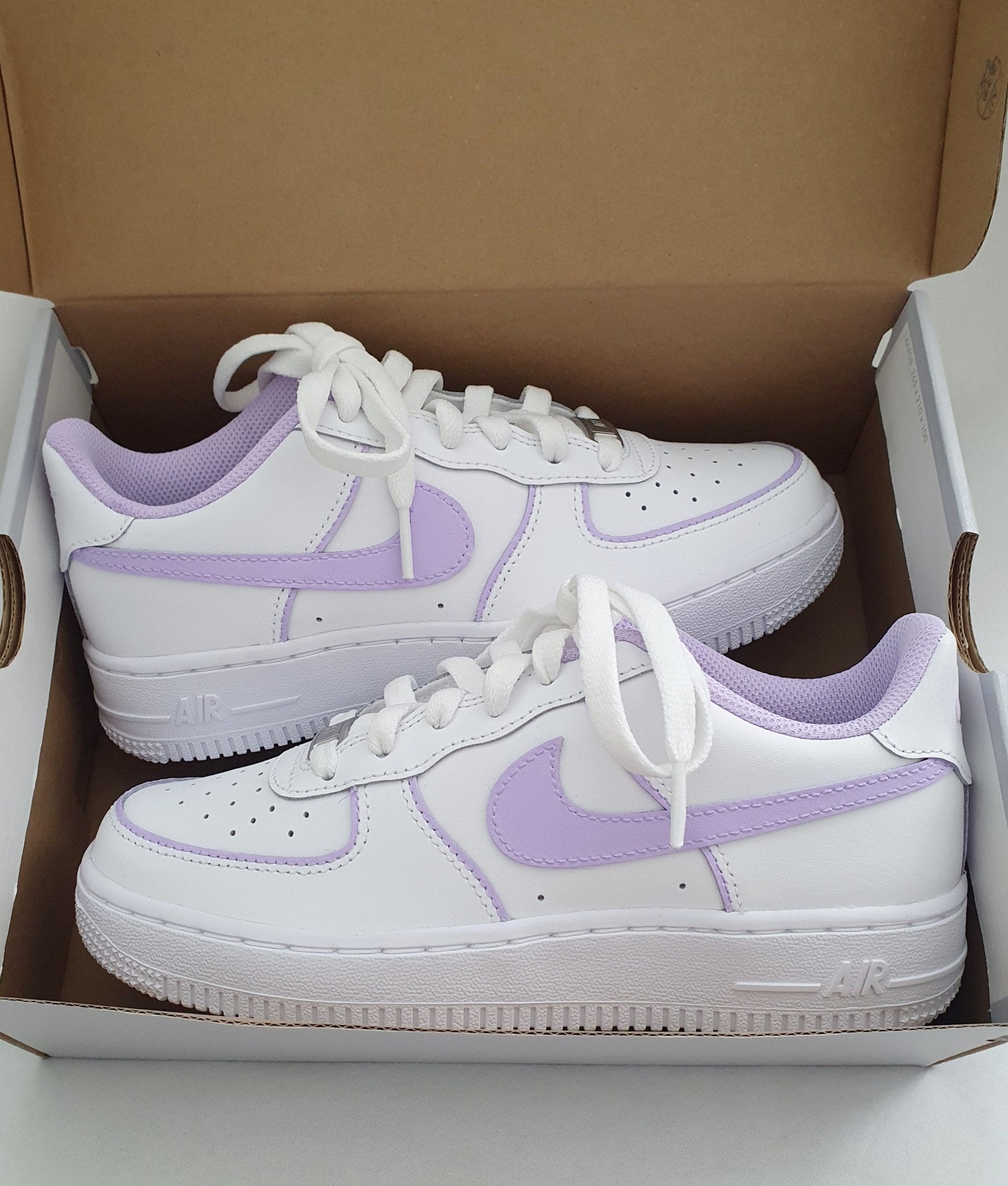 Baskets Nike AIR Force 1 personnalisees Details lilas julescustomizedkicks