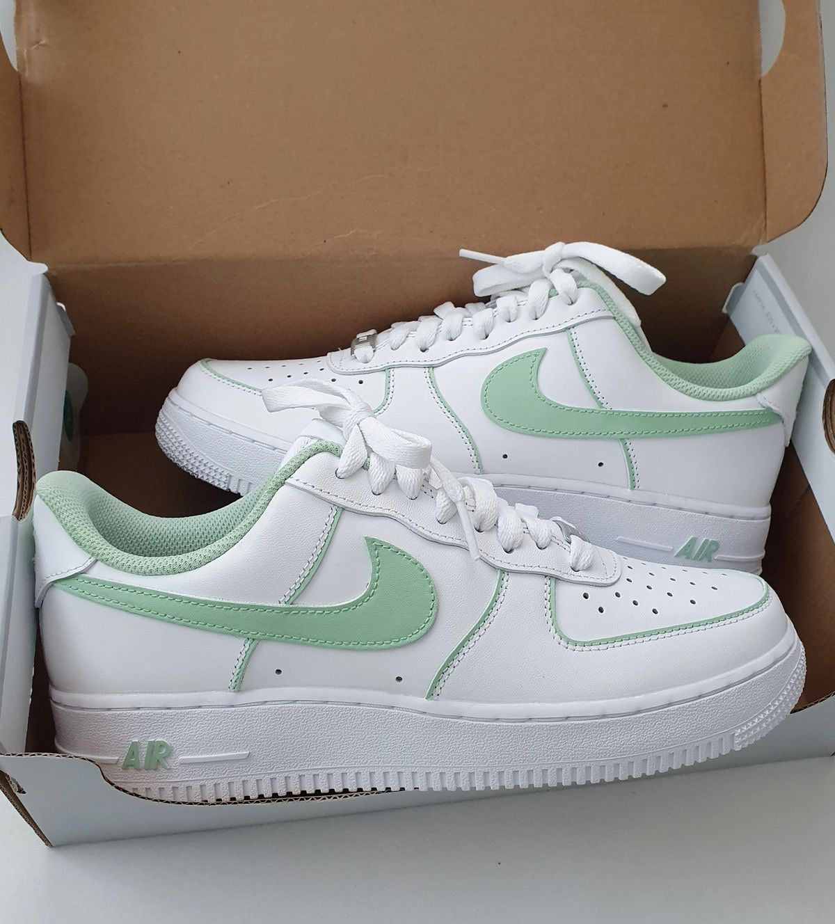 Baskets Nike AIR Force 1 personnalisees Details vert sauge julescustomizedkicks