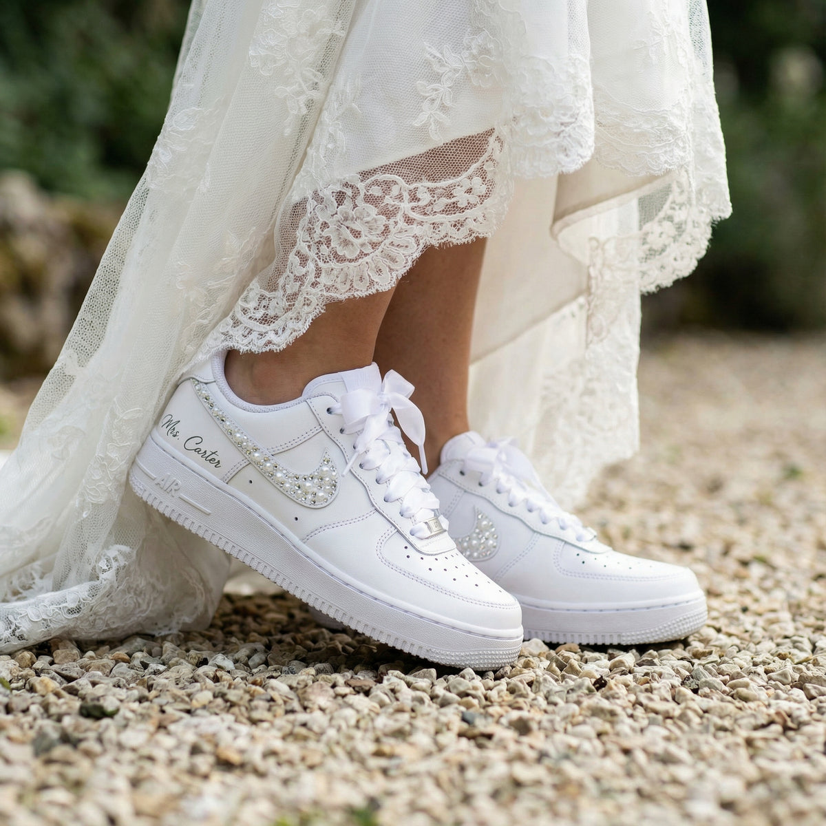Custom Nike Air Force 1 Wedding Sneaker mit Perlen und Initialen – Hochzeitsschuhe handgefertigt