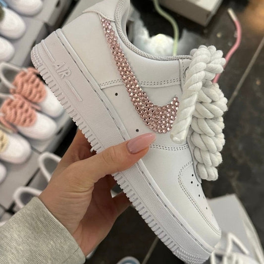 Zapatilla Nike AIR Force 1 personalizada - Cordones de cuerda blancos + pedrería rosa