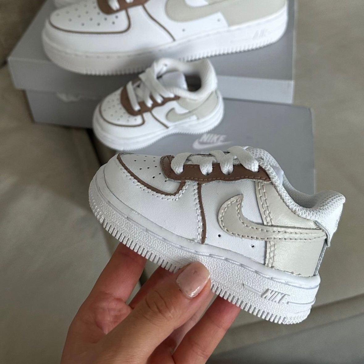 Baskets Nike AIR Force 1 personnalisées pour bébé - Caffe Latté Baby Edition