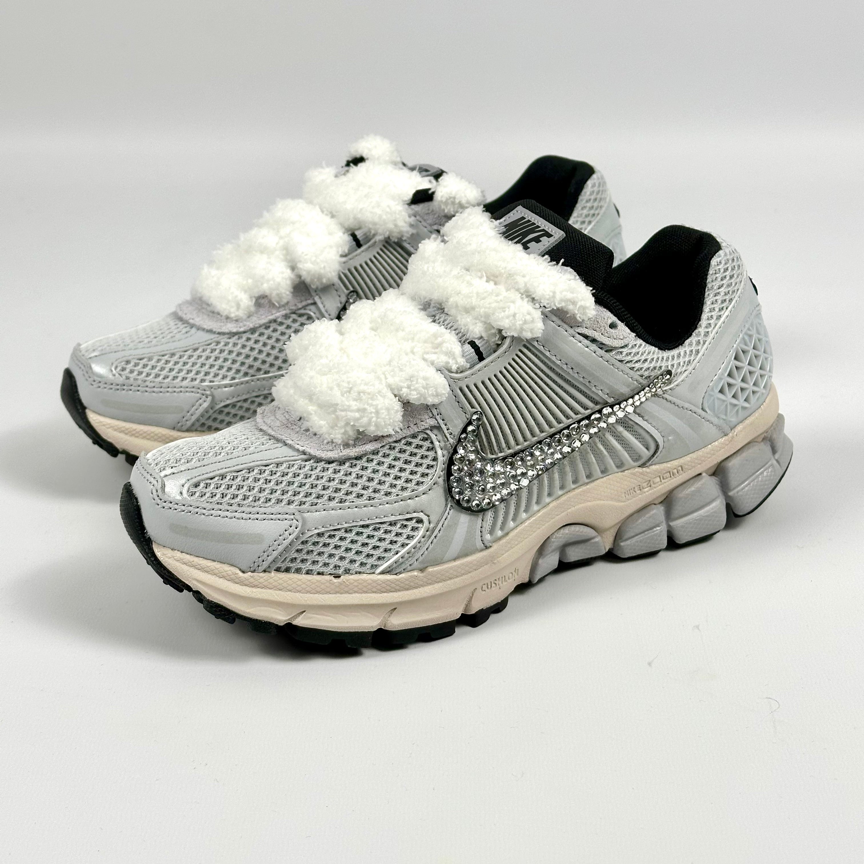 Custom Nike Vomero 5 Sneaker Fluffy Special Silber julescustomizedkicks