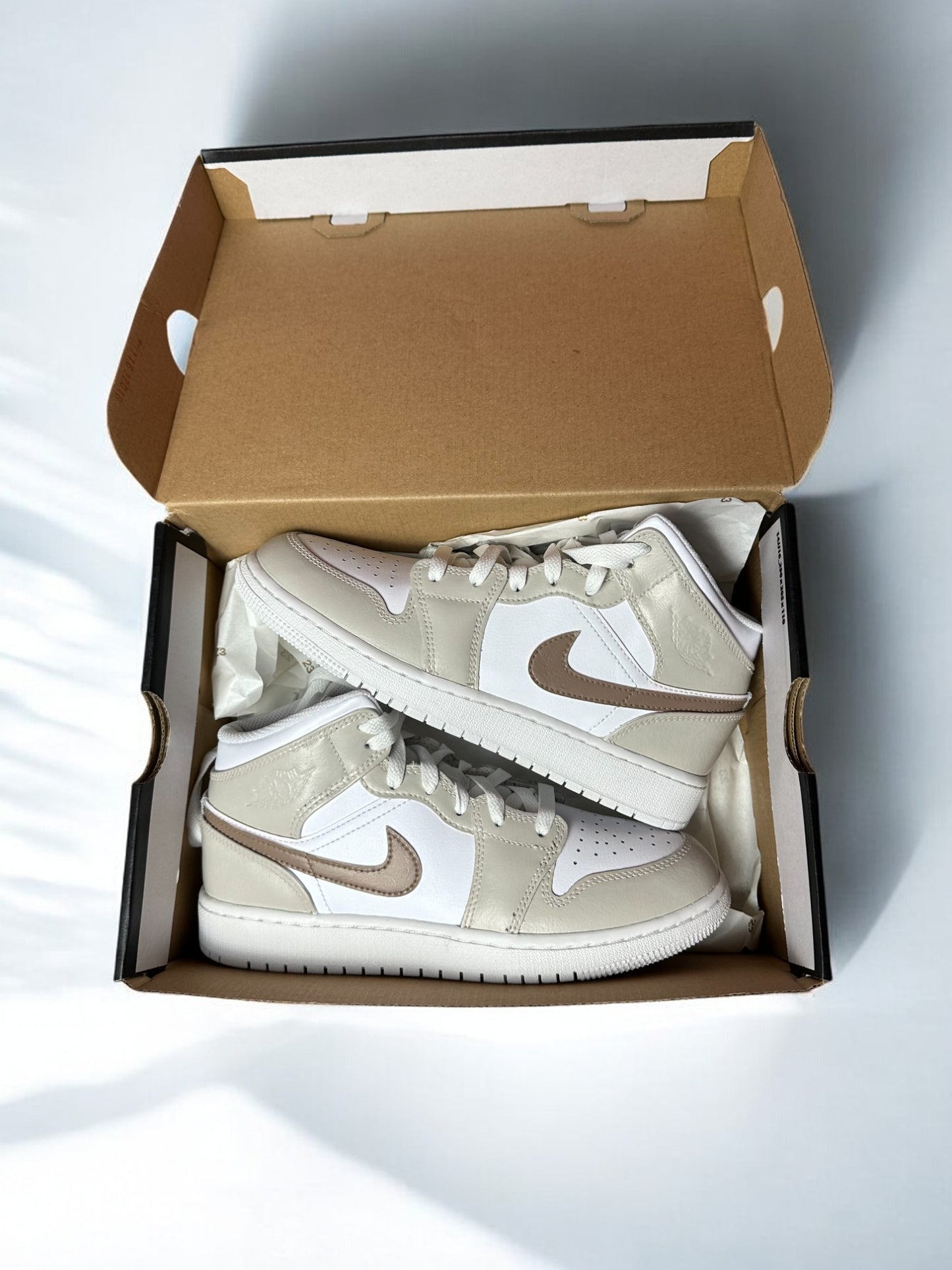 BLACKOUTLET DEAL - AJ1 MID BONE LIGHT 38