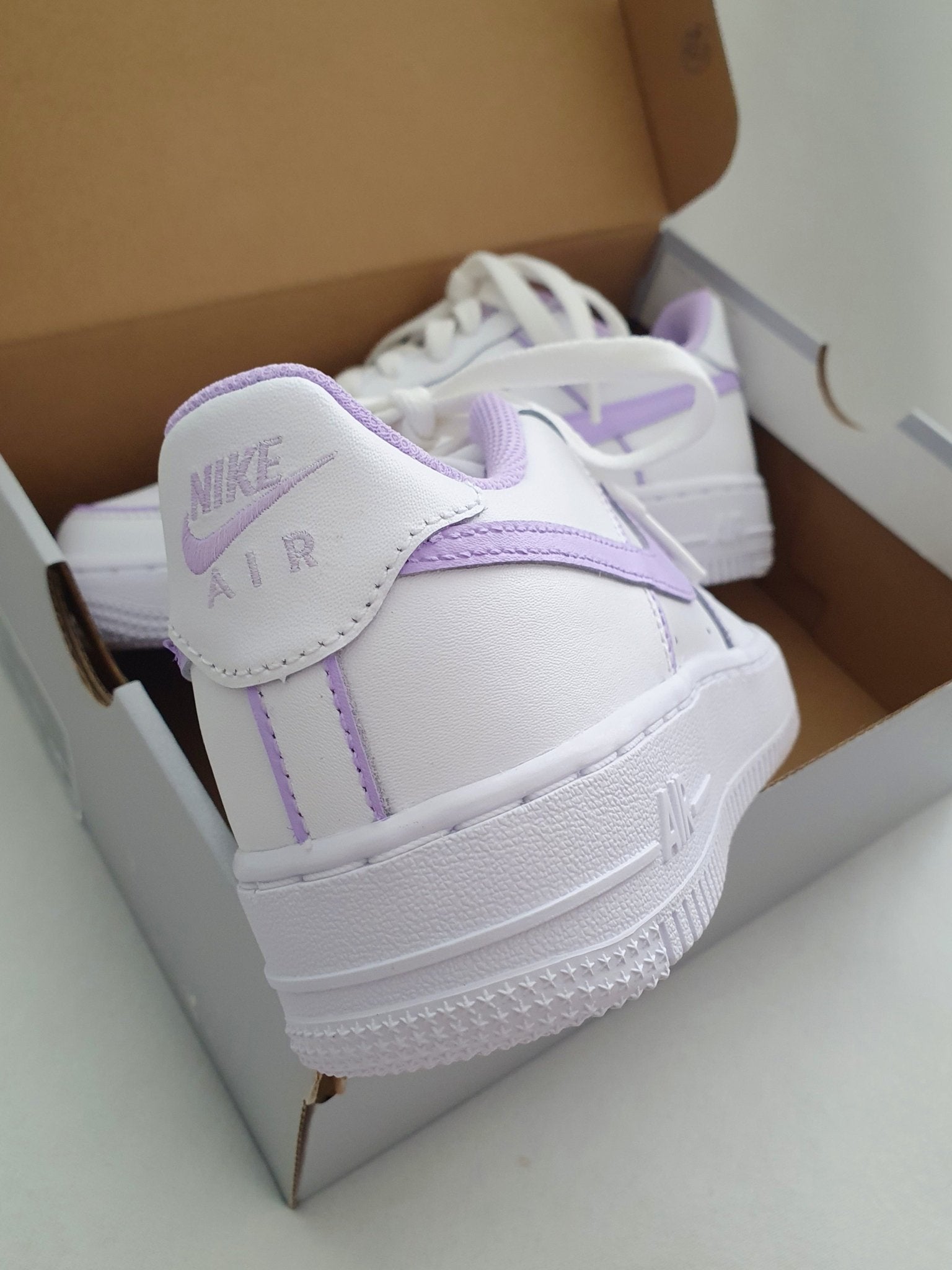 Baskets Nike AIR Force 1 personnalisees Details lilas julescustomizedkicks