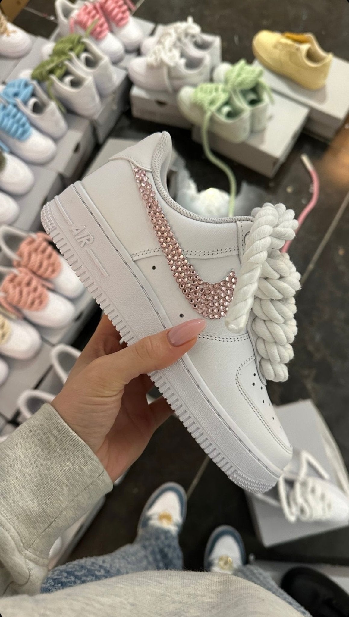 Custom Nike AIR Force 1 Sneaker - Rope Schnürsenkel Creme + Rosé Gold Strasssteine - julescustomizedkicks