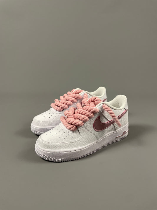 Baskets Nike AIR Force 1 personnalisées - Lacets en corde édition rose limitée