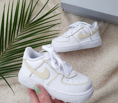 Baskets Nike AIR Force 1 personnalisees pour bebe Details beiges julescustomizedkicks