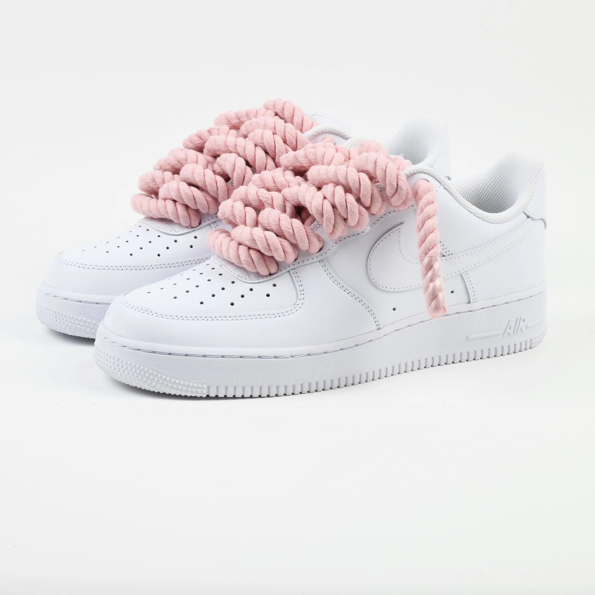 Baskets Nike AIR Force 1 personnalisees Lacets de corde rose julescustomizedkicks