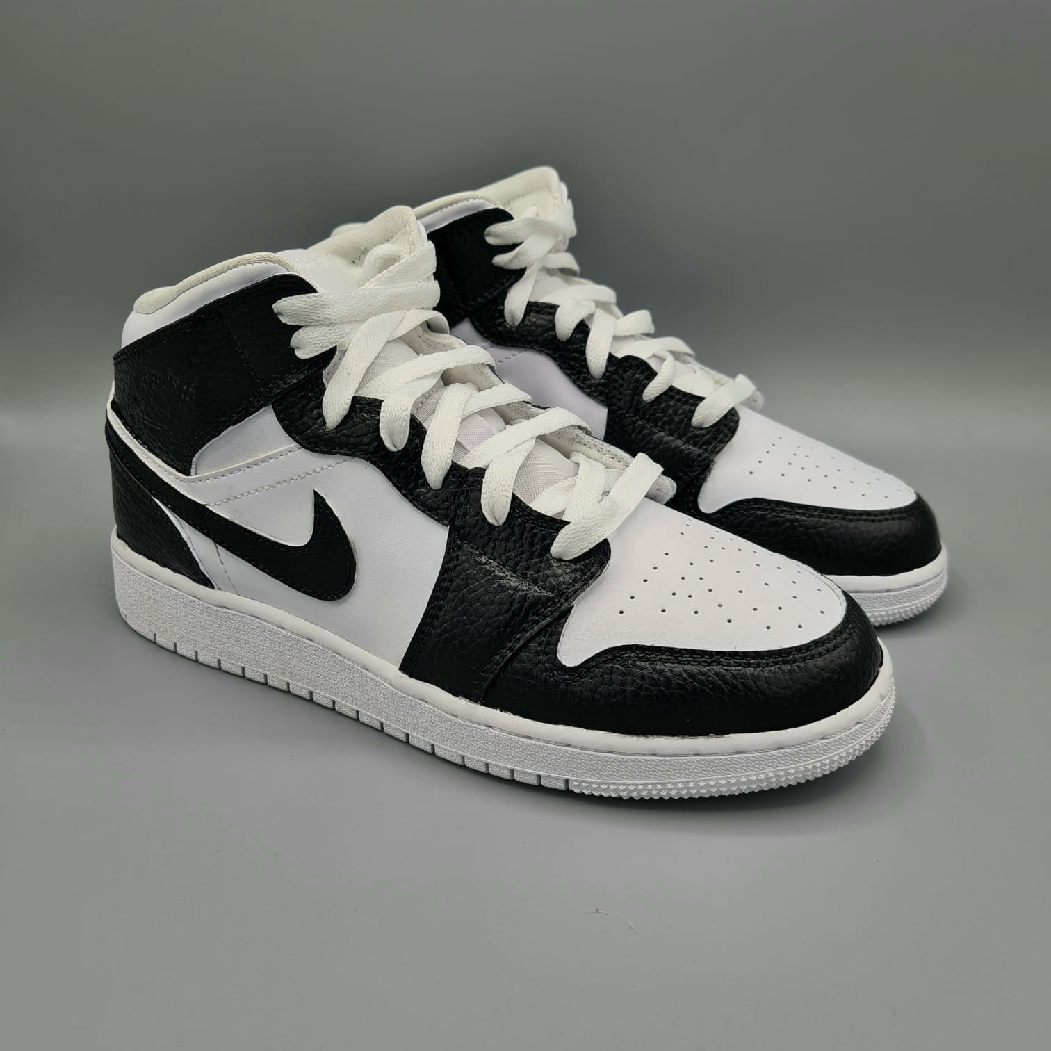 Custom Nike AJ1 Mid Customized - Black - julescustomizedkicks