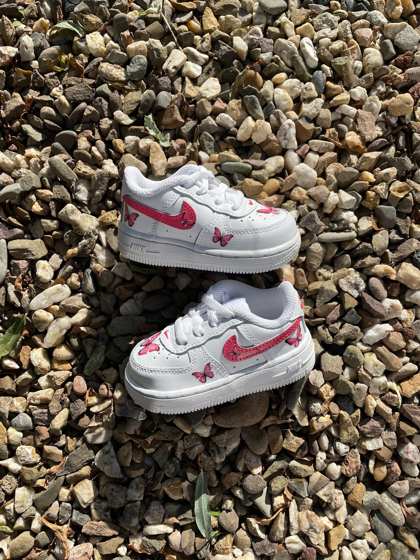 Baskets Nike AIR Force 1 personnalisées pour bébé - Papillon rose