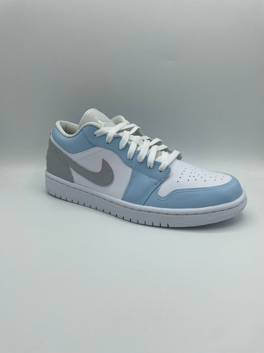 Baskets NIke AJ1 Low personnalisées - Gris et bleu bébé