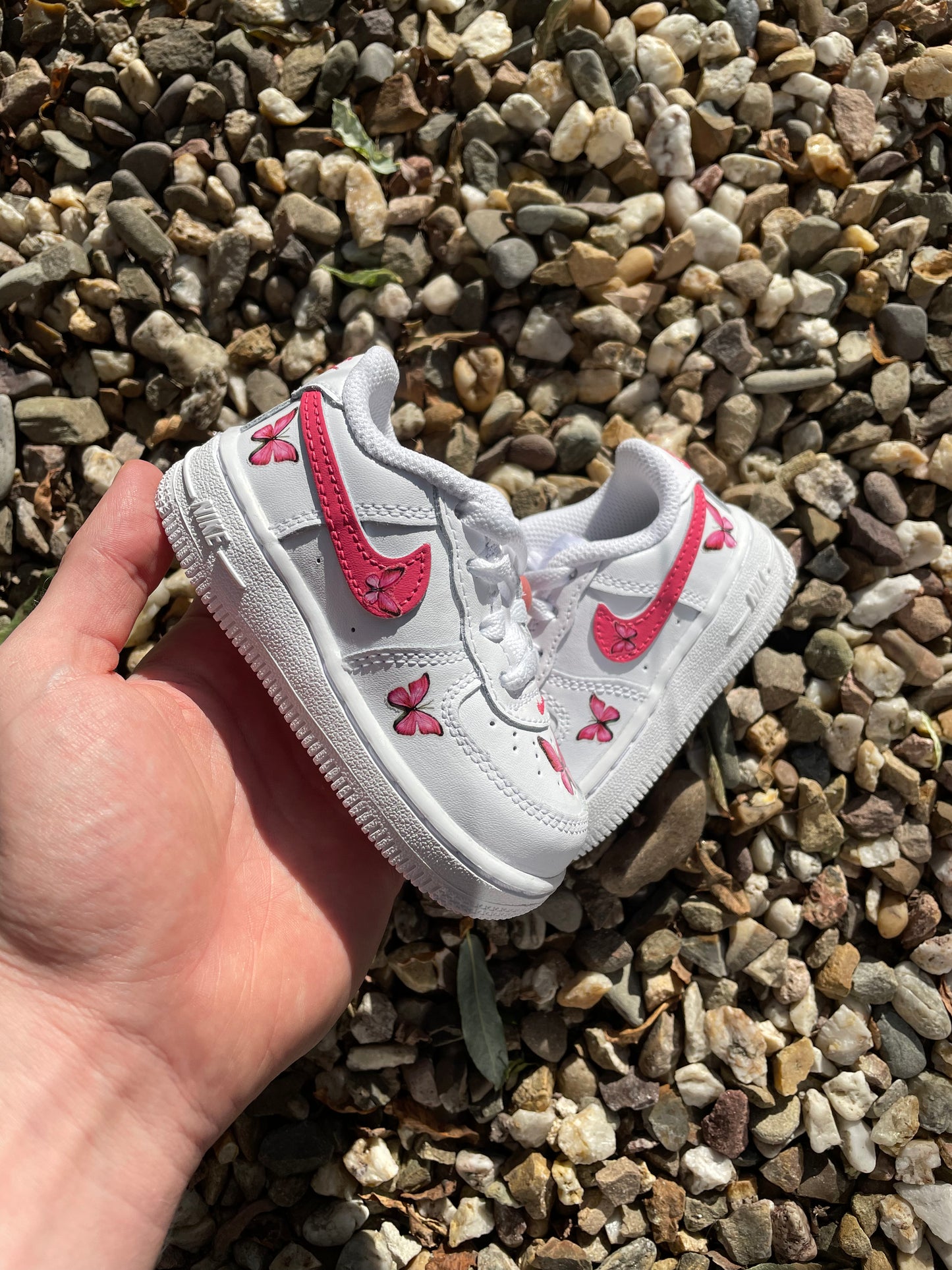 Baskets Nike AIR Force 1 personnalisées pour bébé - Papillon rose