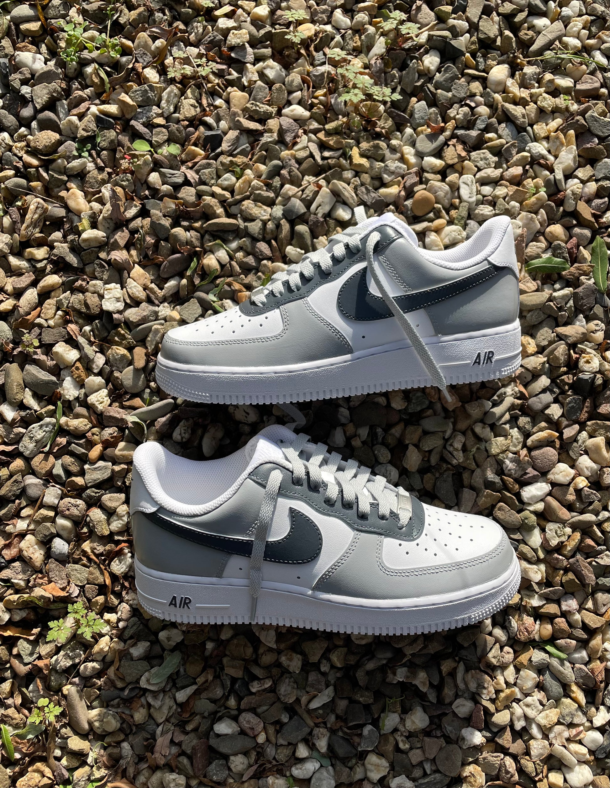 Baskets personnalisees Nike Air Force 1 2 tons gris julescustomizedkicks