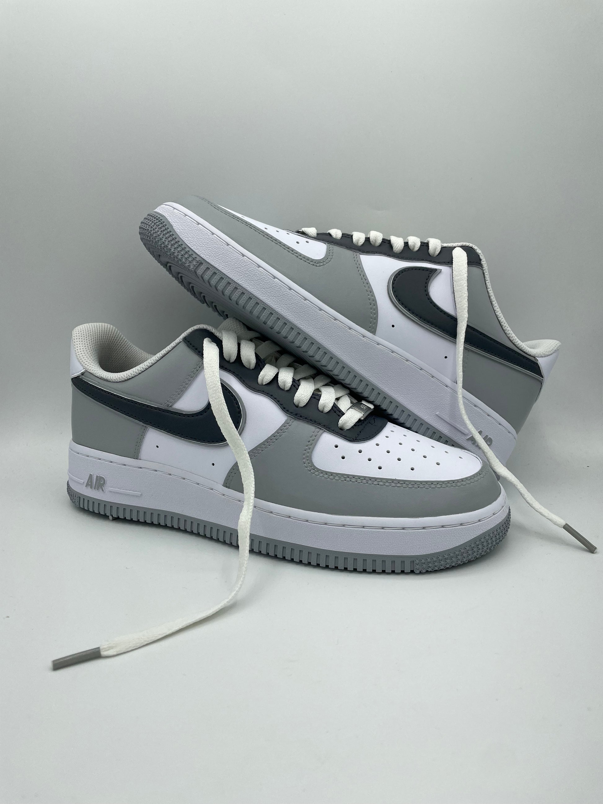 Baskets personnalisees Nike AIR Force 1 2 tons de gris limites julescustomizedkicks